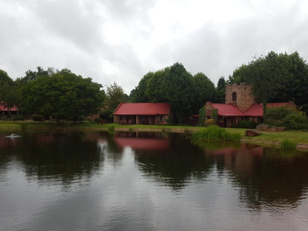 - une vue sur un lac avec des maisons et un bâtiment dans l'établissement Critchley Hackle Dullstroom Towers, à Dullstroom