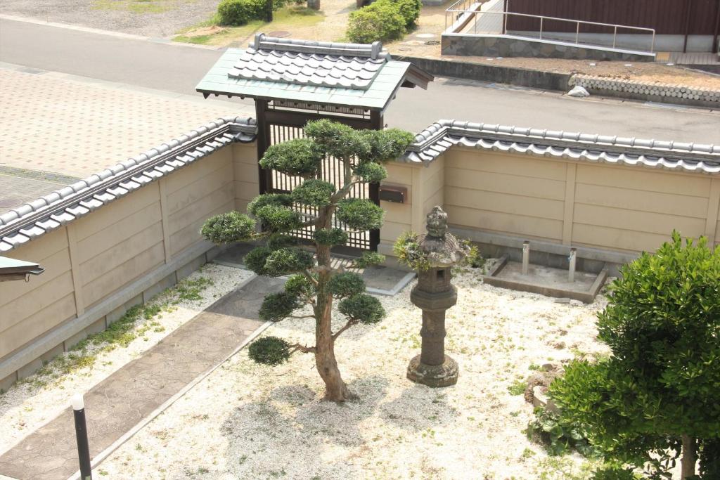 Aed väljaspool majutusasutust 淡路島西海岸の宿 梅木屋