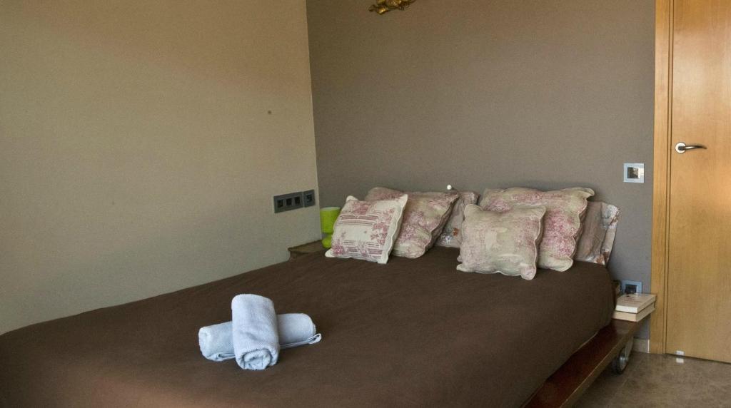 A bed or beds in a room at Los Condes Penthouse by Hello Homes Sitges