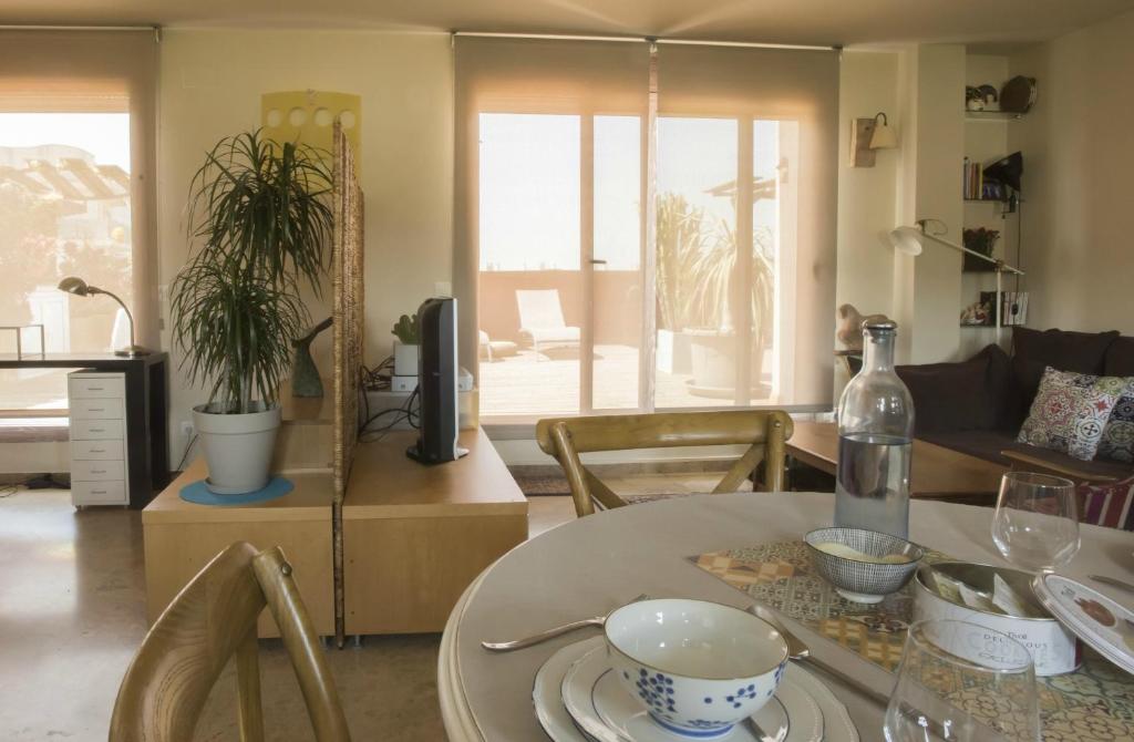 A seating area at Los Condes Penthouse by Hello Homes Sitges