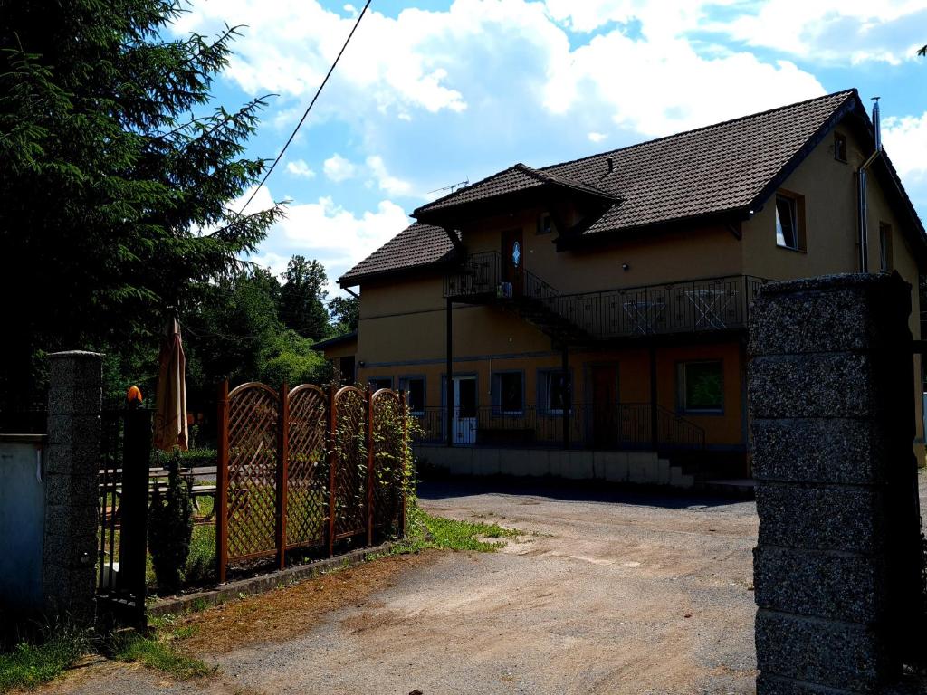 uma casa com um portão em frente em Stara Mleczarnia em Radków