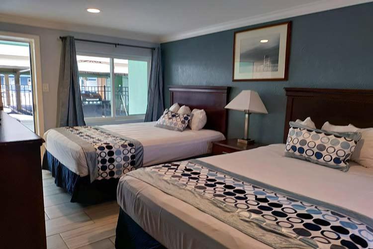 Voodi või voodid majutusasutuse Sunset Beach Hotel toas