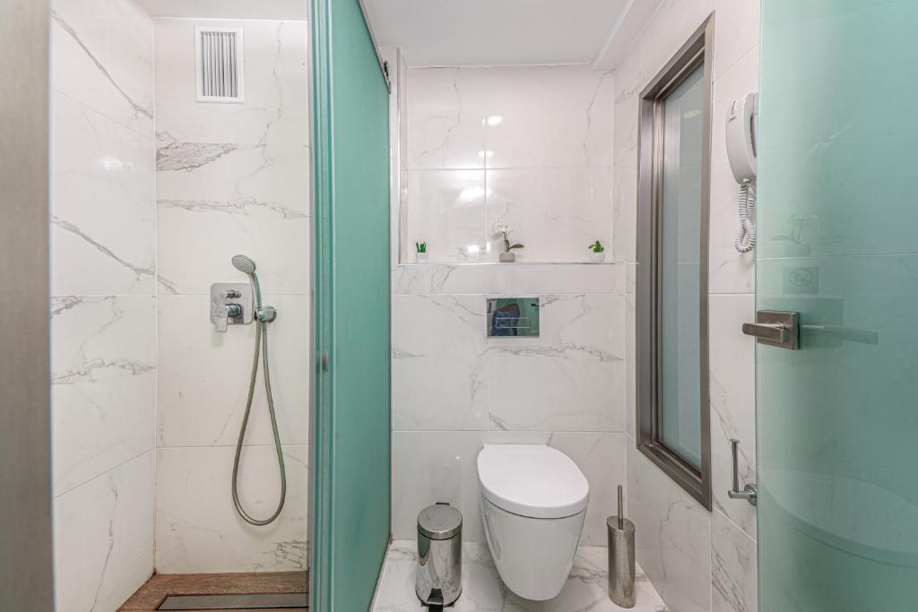 カラマキにあるRoseland Hotelのバスルーム(シャワー、トイレ付)