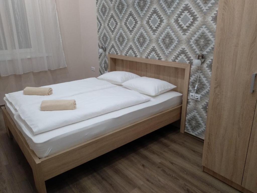 Säng eller sängar i ett rum på Gesztenye Apartman
