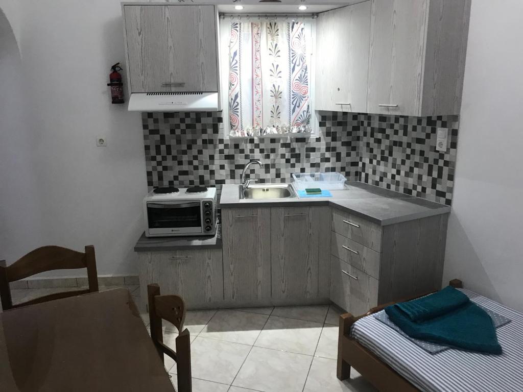 Kuchyň nebo kuchyňský kout v ubytování Asimina Studios