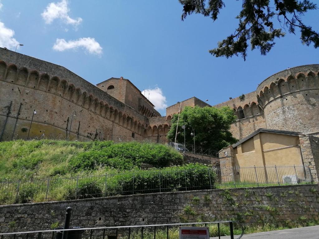 um velho castelo com uma parede de pedra em Casa Mosaico em Volterra