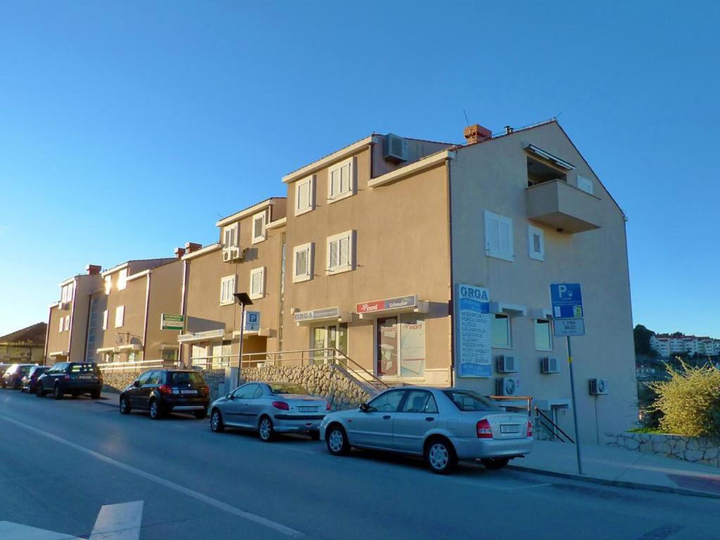 eine Reihe von Autos, die vor einem Gebäude geparkt sind in der Unterkunft Apartments Depozit in Dubrovnik