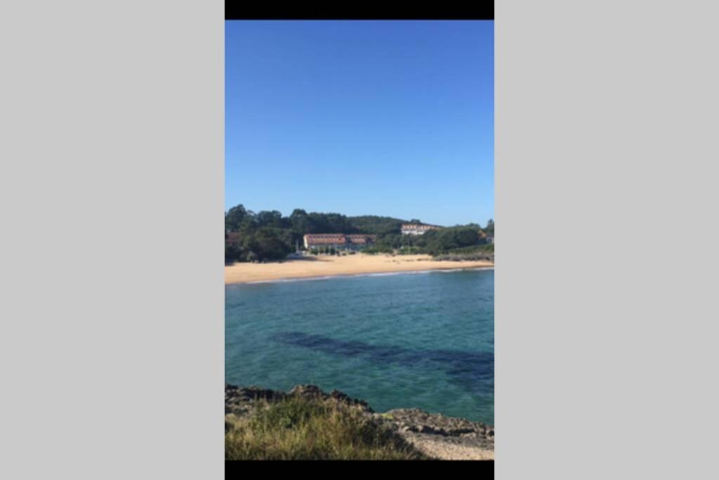 widok na plażę z blefu w obiekcie Duplex a pie de playa con piscina y tenis w mieście Tobes