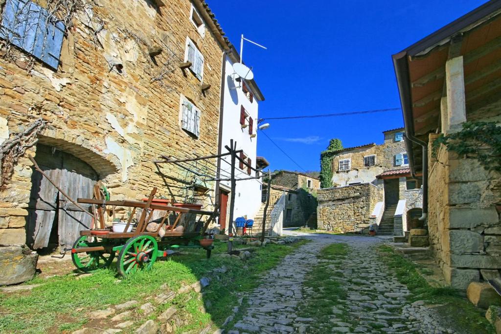 een geplaveide straat in een Italiaans dorp bij Apartments Bazjak in Livade
