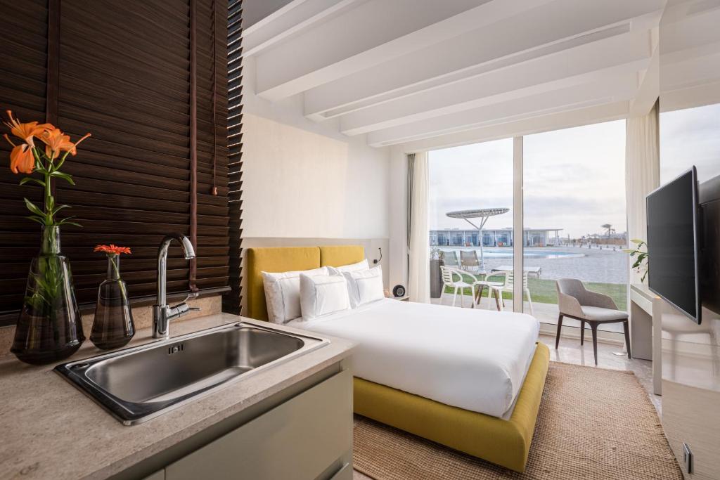 TV a/nebo společenská místnost v ubytování The G Hotel Seashell