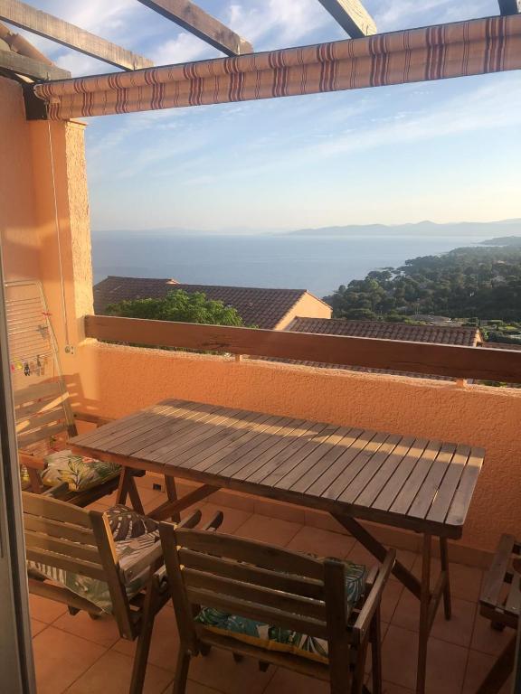 une table et des chaises sur un balcon avec vue dans l'établissement Apt With Swimming Pool 500m From The Beach, à Saint-Raphaël