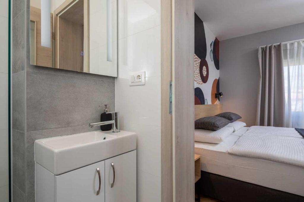 Postel nebo postele na pokoji v ubytování Solar Beach Inn