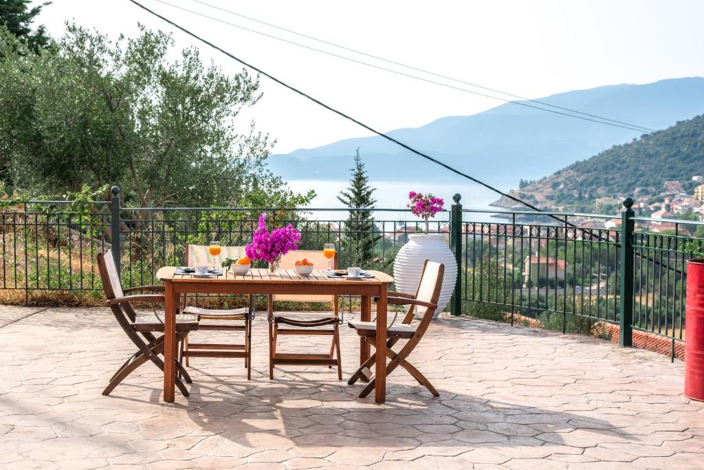 Fotografie z fotogalerie ubytování Mema's Home -2 bedrooms- with stunning sea view v destinaci Agia Effimia