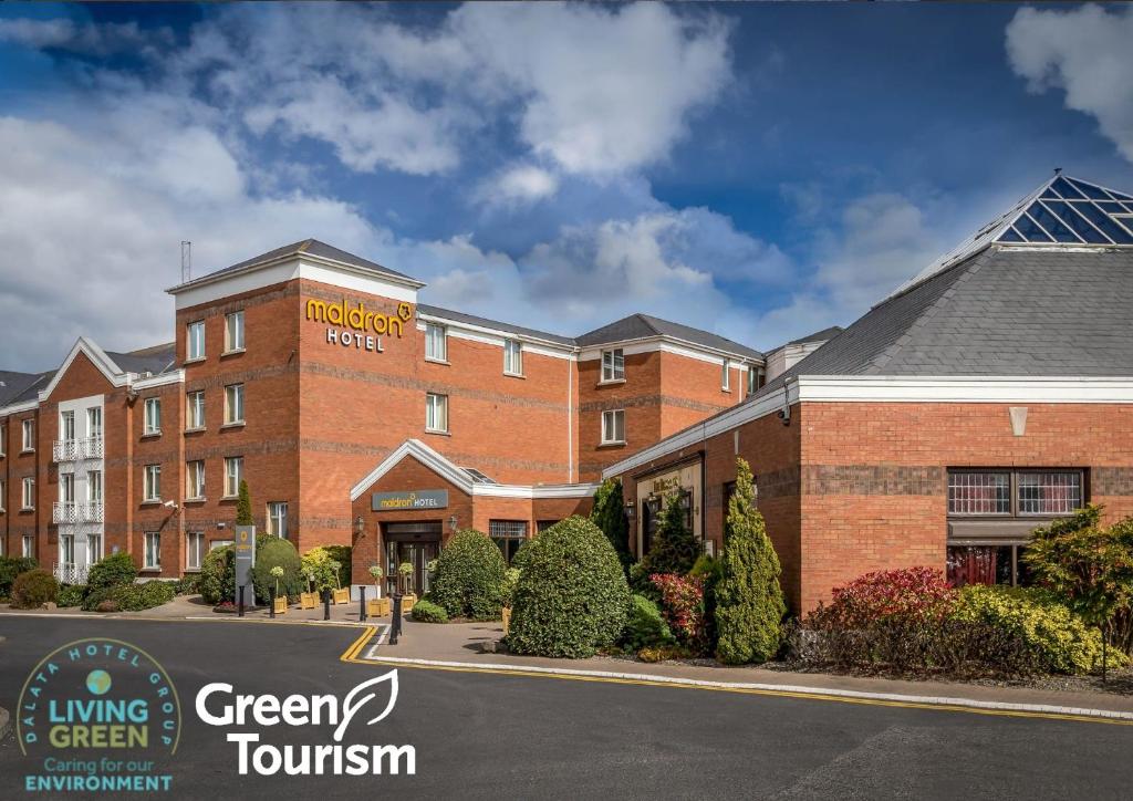 un hotel con un cartel frente a un edificio en Maldron Hotel, Newlands Cross, en Clondalkin 