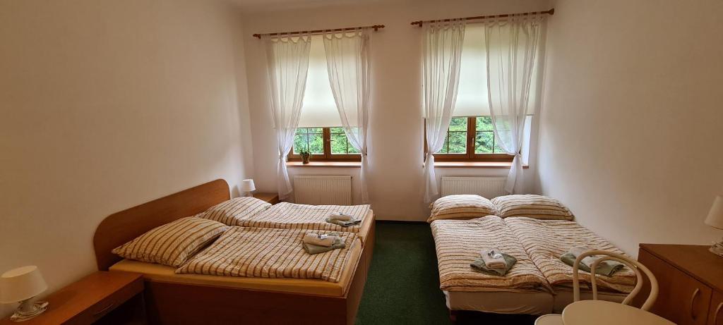 Postel nebo postele na pokoji v ubytování Horské ubytování Královský dvůr na Bílém potoce