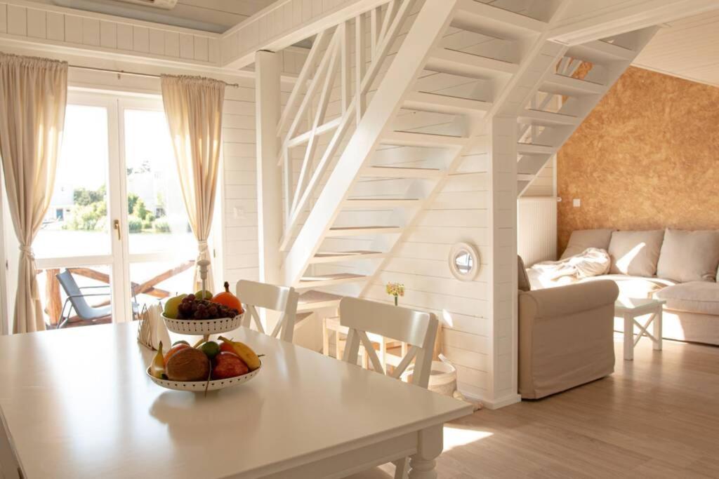 een woonkamer met een tafel met een fruitschaal bij Lake House Senec in Senec