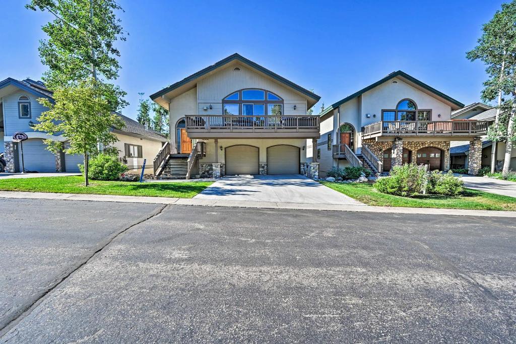 una casa grande con una entrada delante de ella en Mountain Home with Decks, Walk to Gondola, en Steamboat Springs