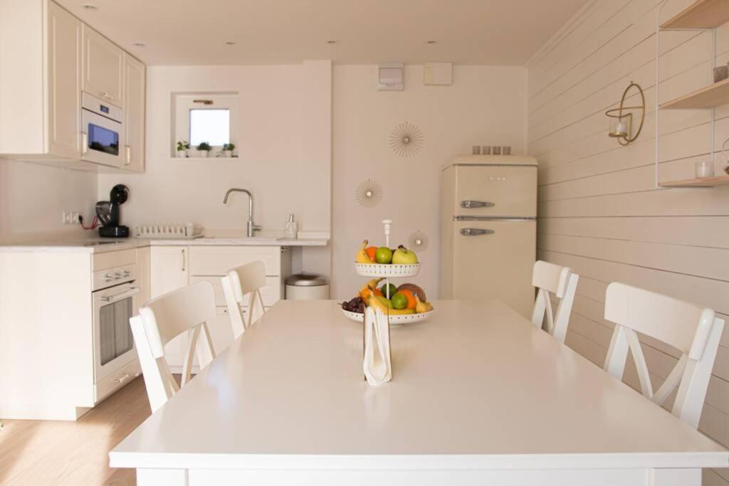 Kuchyňa alebo kuchynka v ubytovaní Lake House Senec