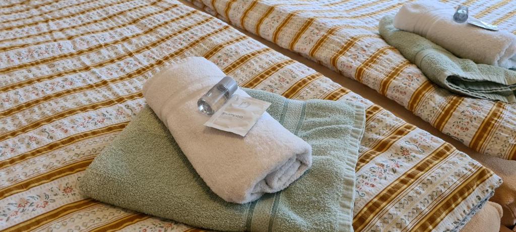 Postel nebo postele na pokoji v ubytování Horské ubytování Královský dvůr na Bílém potoce