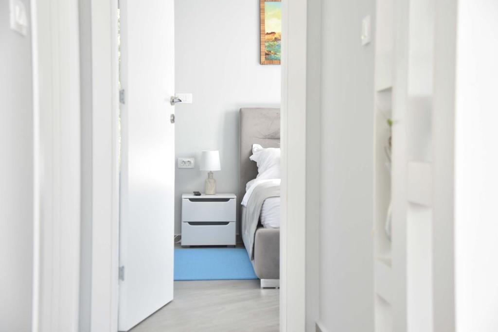 Voodi või voodid majutusasutuse Verbalj apartment with swimming pool toas