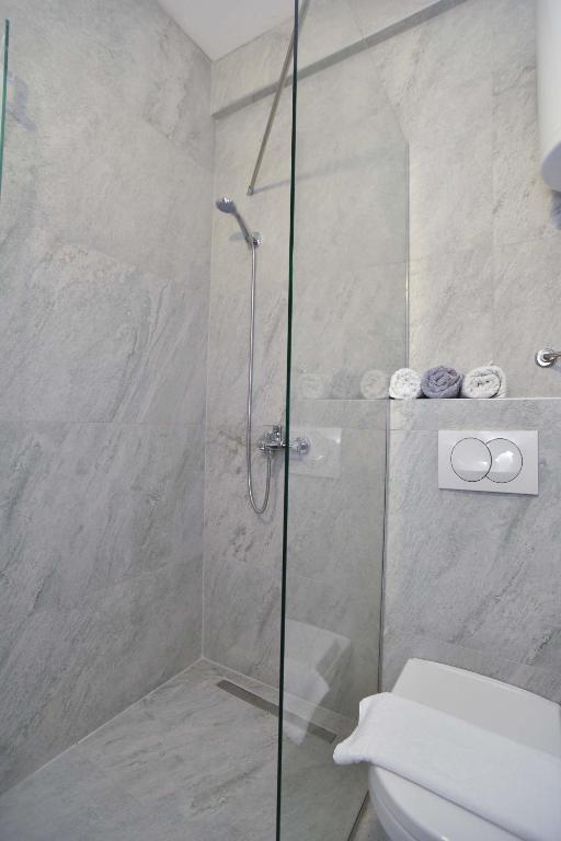 Vannituba majutusasutuses Verbalj apartment with swimming pool