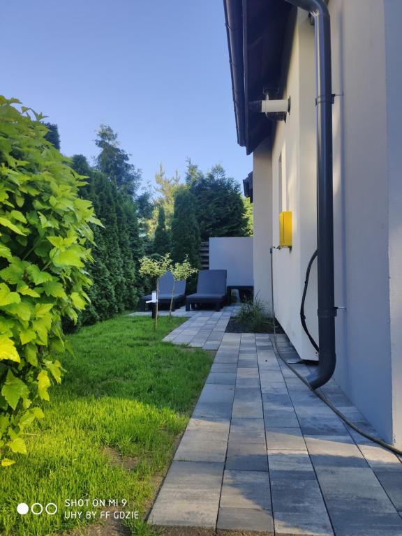 Vonkajšia záhrada v ubytovaní Apartamenty Pod Sosnami Ostróda Międzylesie 6os