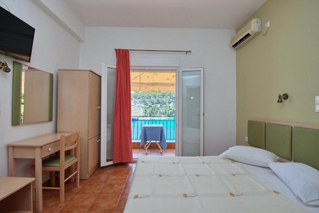 Postel nebo postele na pokoji v ubytování Kavos Hotel