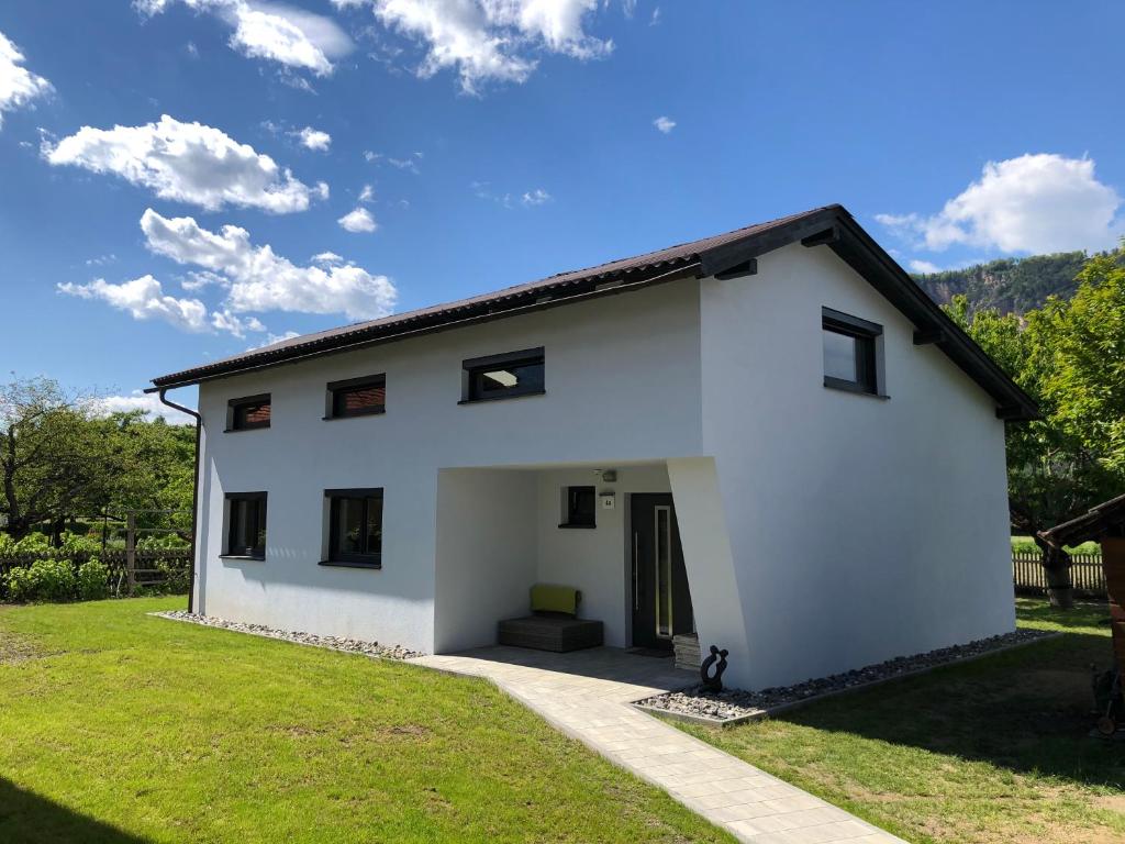 uma casa branca com um jardim verde em myurlaub(.)at em Finkenstein