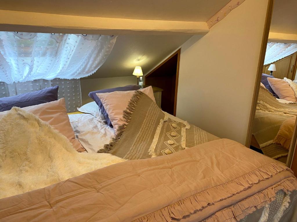 Een bed of bedden in een kamer bij Le Chateau De Frankie spas-saunas