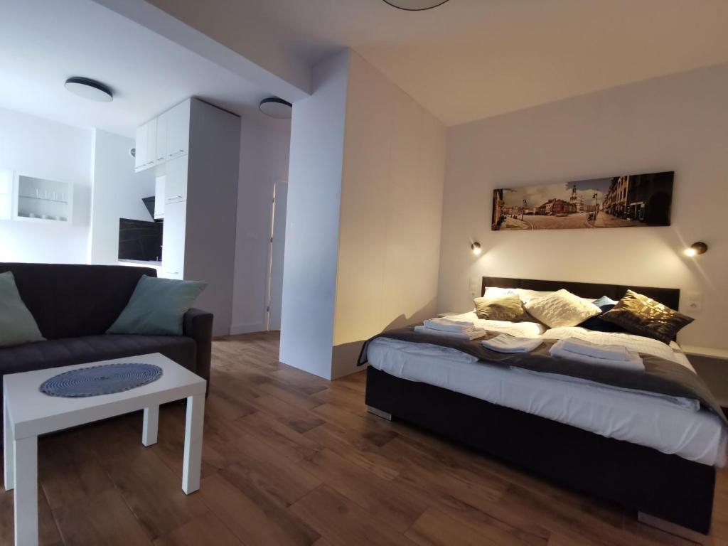 Posteľ alebo postele v izbe v ubytovaní Apartamenty Garbary 32 z klimatyzacja - air-conditioning