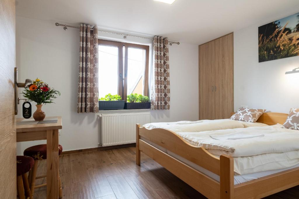 Postel nebo postele na pokoji v ubytování Penzion Kamzik a Drevenica