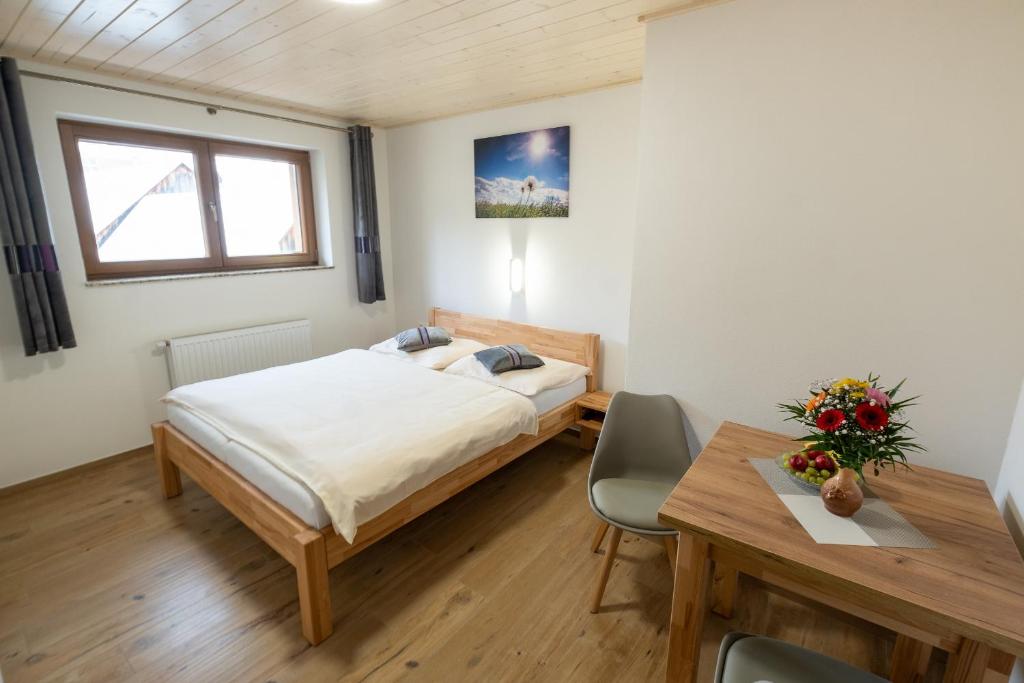 Postel nebo postele na pokoji v ubytování Penzion Kamzik a Drevenica