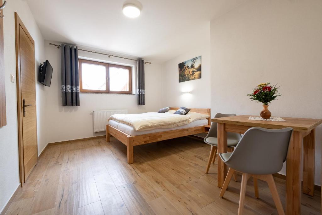 Postel nebo postele na pokoji v ubytování Penzion Kamzik a Drevenica