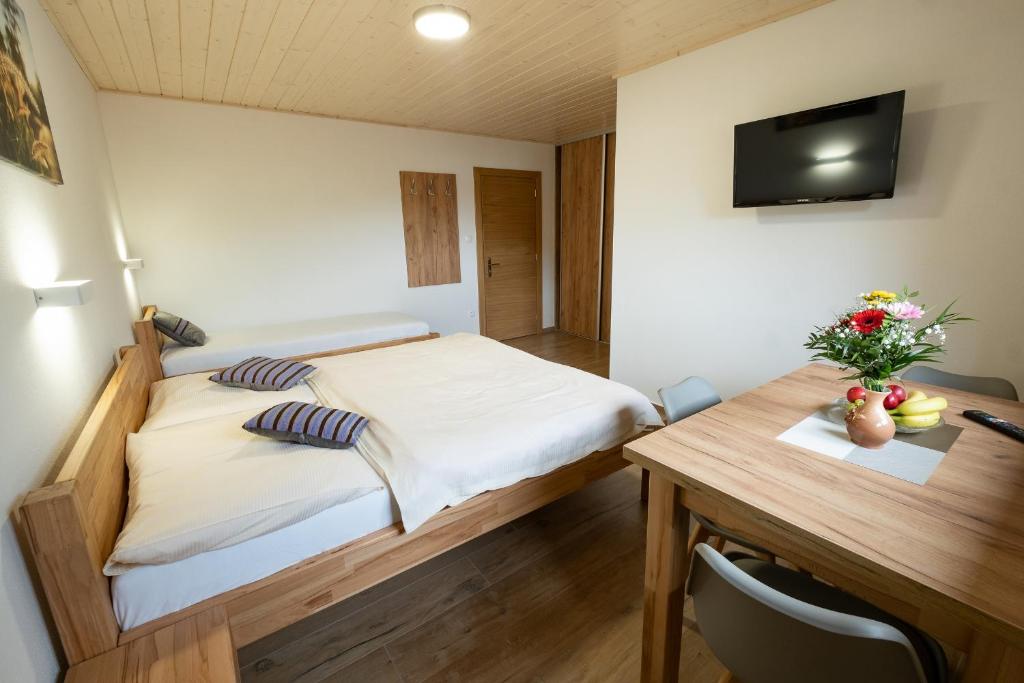 Postel nebo postele na pokoji v ubytování Penzion Kamzik a Drevenica