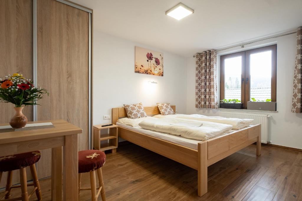 Postel nebo postele na pokoji v ubytování Penzion Kamzik a Drevenica