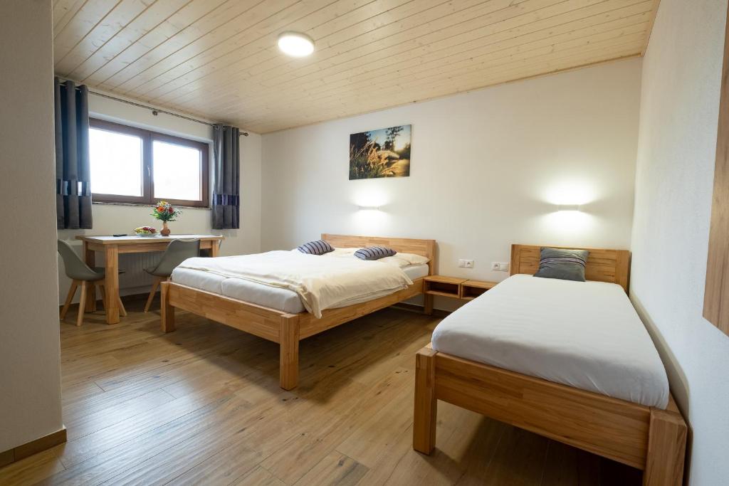 Postel nebo postele na pokoji v ubytování Penzion Kamzik a Drevenica