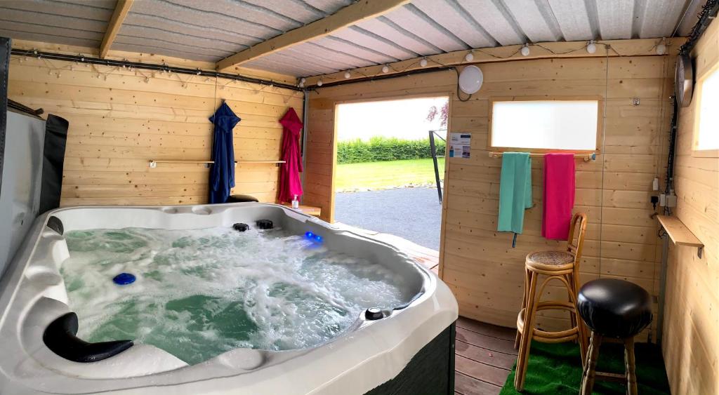 eine Whirlpool-Badewanne im Inneren eines Hauses in der Unterkunft Le Chateau De Frankie spas-saunas in Grand-Reng - Erquelinnes