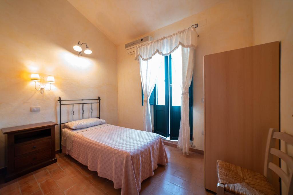 Postel nebo postele na pokoji v ubytování Dimora Terrazza sui Calanchi