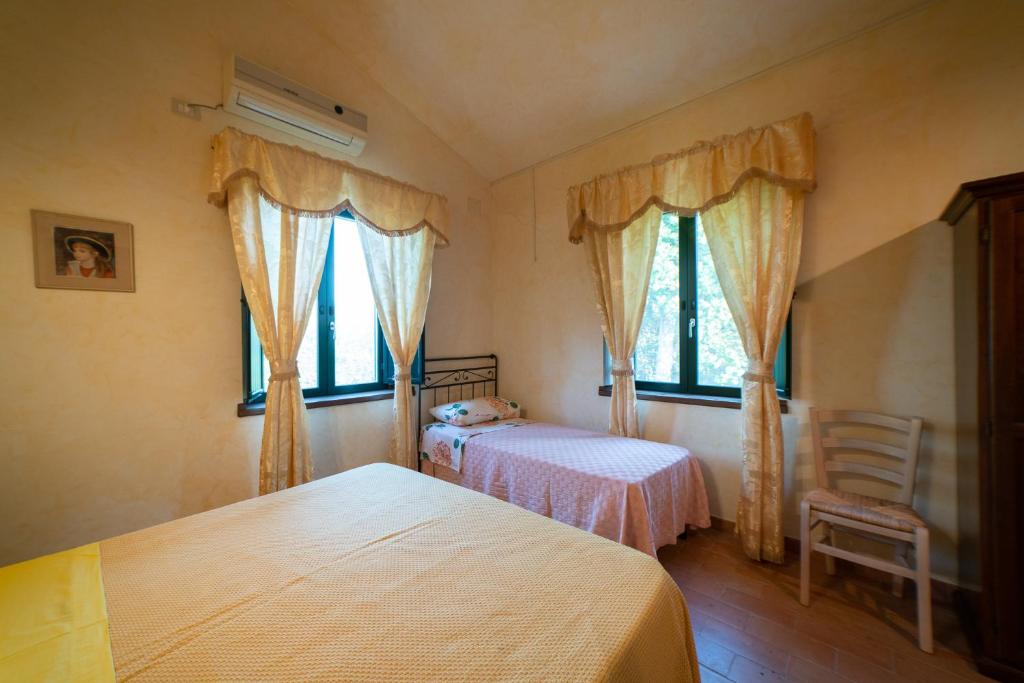 Postel nebo postele na pokoji v ubytování Dimora Terrazza sui Calanchi