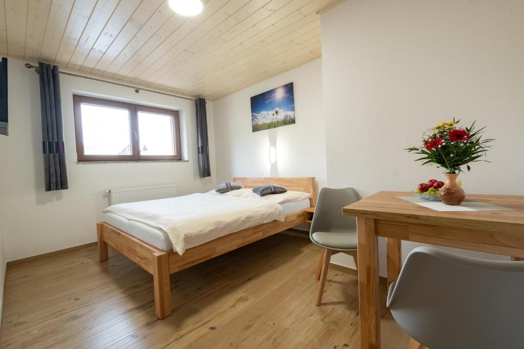 Postel nebo postele na pokoji v ubytování Penzion Kamzik a Drevenica