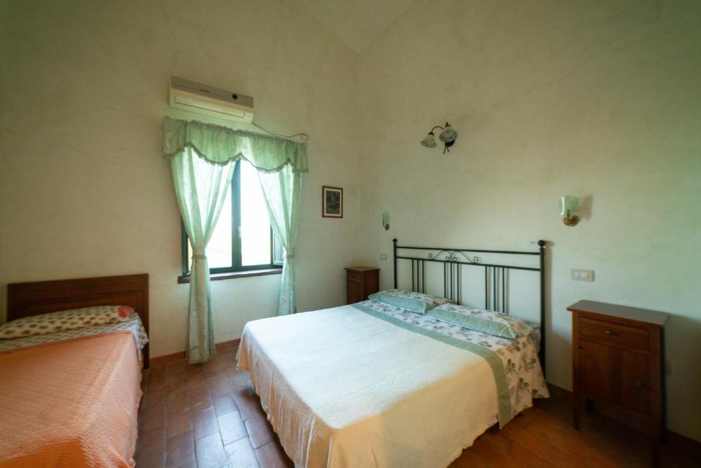 Postel nebo postele na pokoji v ubytování Dimora Terrazza sui Calanchi