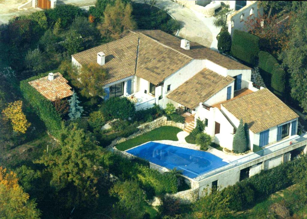 una vista aérea de una casa con piscina en Maison d'hôtes Escale d'Azur, en Gattières
