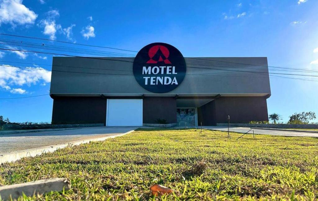un panneau tamale du motel sur le côté d'un bâtiment dans l'établissement Motel Tenda, à Seabra