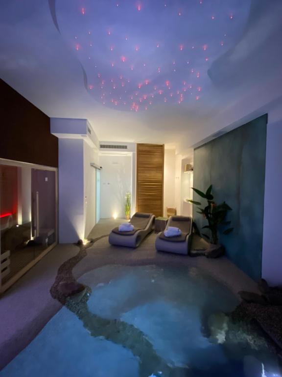ein Wohnzimmer mit einer großen Badewanne im Zimmer in der Unterkunft Blue Bay Suite & Spa in Agropoli