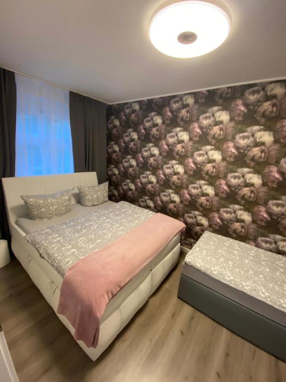 愛爾福特的住宿－Ferienwohnung Erfurter Rose，卧室配有一张床和鲜花壁画