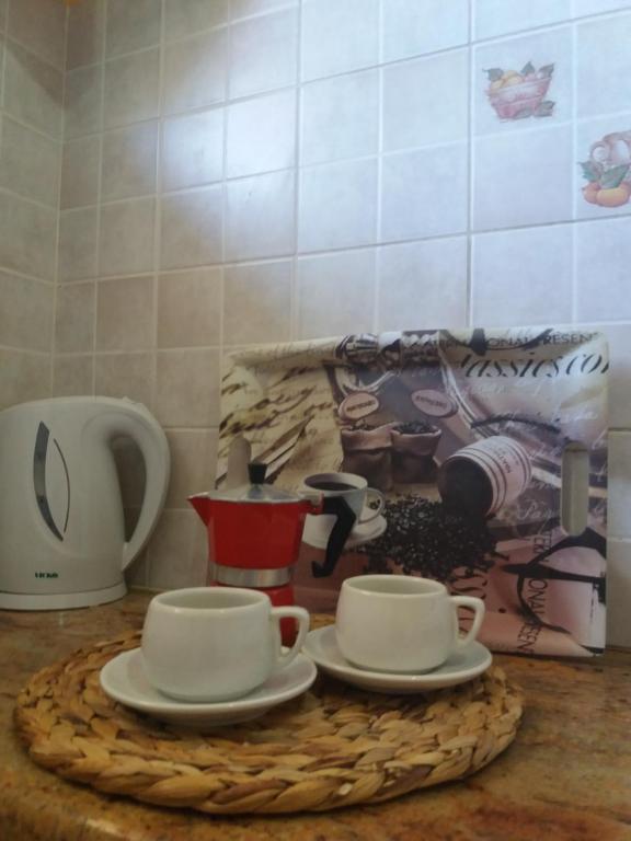 Příslušenství pro přípravu čaje a kávy v ubytování Alexandra Spingou Apartments