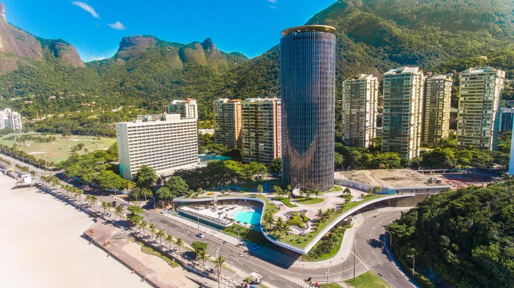 een luchtzicht op een stad met gebouwen en bergen bij Hotel Nacional Rio de Janeiro - OFICIAL in Rio de Janeiro