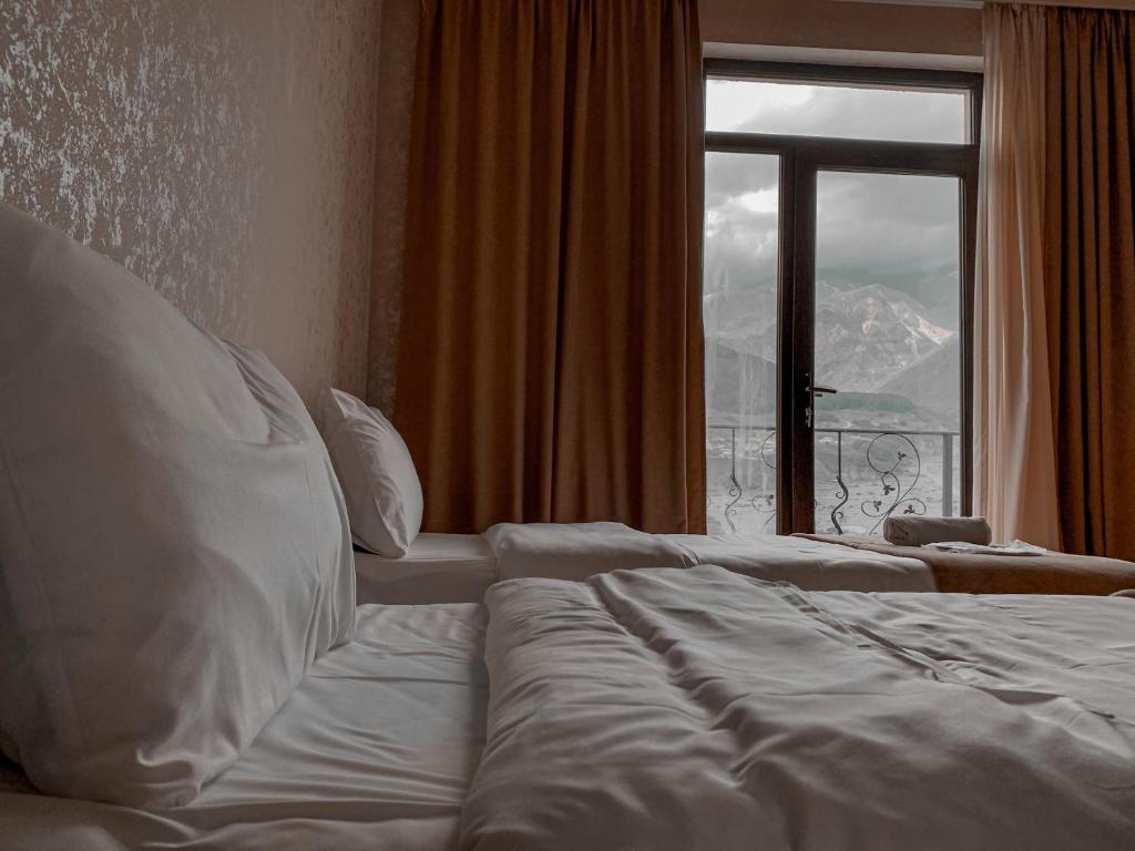 Postel nebo postele na pokoji v ubytování Toliketi Kazbegi