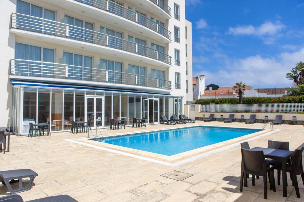 un hôtel avec une piscine et un bâtiment dans l'établissement MS Vila Nova, à Ponta Delgada