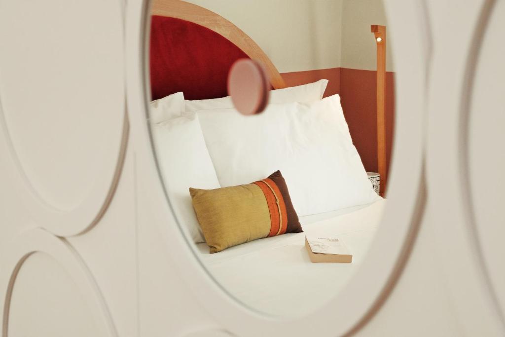 Posteľ alebo postele v izbe v ubytovaní Sighé Boutique Rooms - Stanze vicine all'Ospedale Panico - Soggiorno Elegante a pochi minuti di auto da Castro, Tricase Porto e Marina Serra